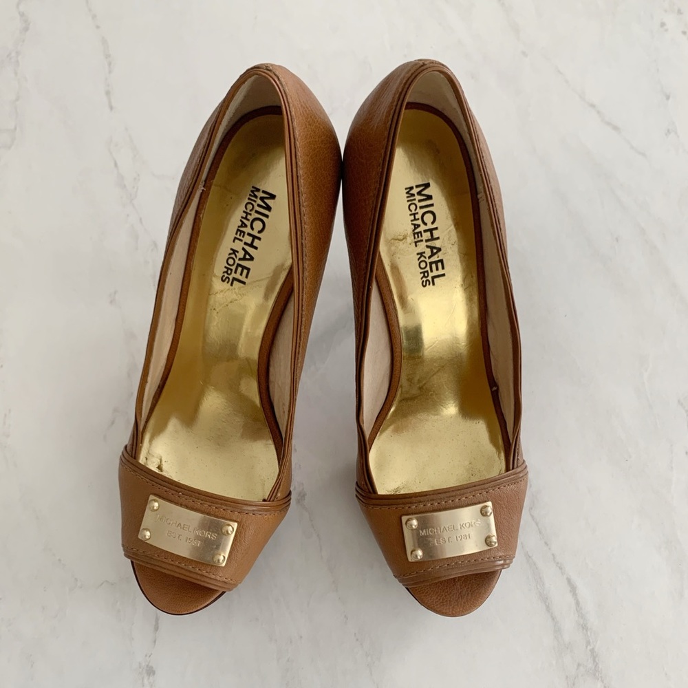 Michael Kors Platform Peep Toed Pumps in Luggage